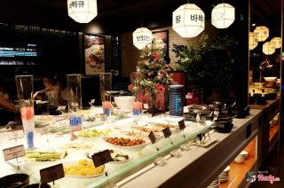 ung dung cong nghe man hinh quang cao gioi thieu combo va mon an tu chon tai king bbq buffet – su van hanh