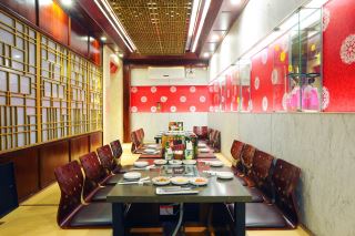 ung dung cong nghe man hinh quang cao gioi thieu combo va mon an tu chon tai king bbq buffet– cach mang thang 8