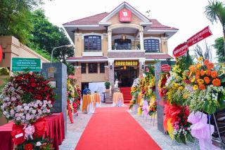 ung dung cong nghe man hinh quang cao gioi thieu combo va mon an tu chon tai nha hang lau nam ashima   xuan thuy